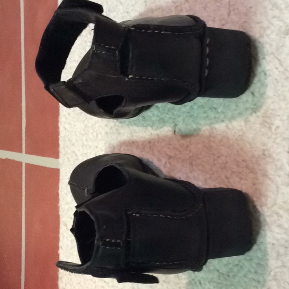 Shoes - Picture 3 of 4